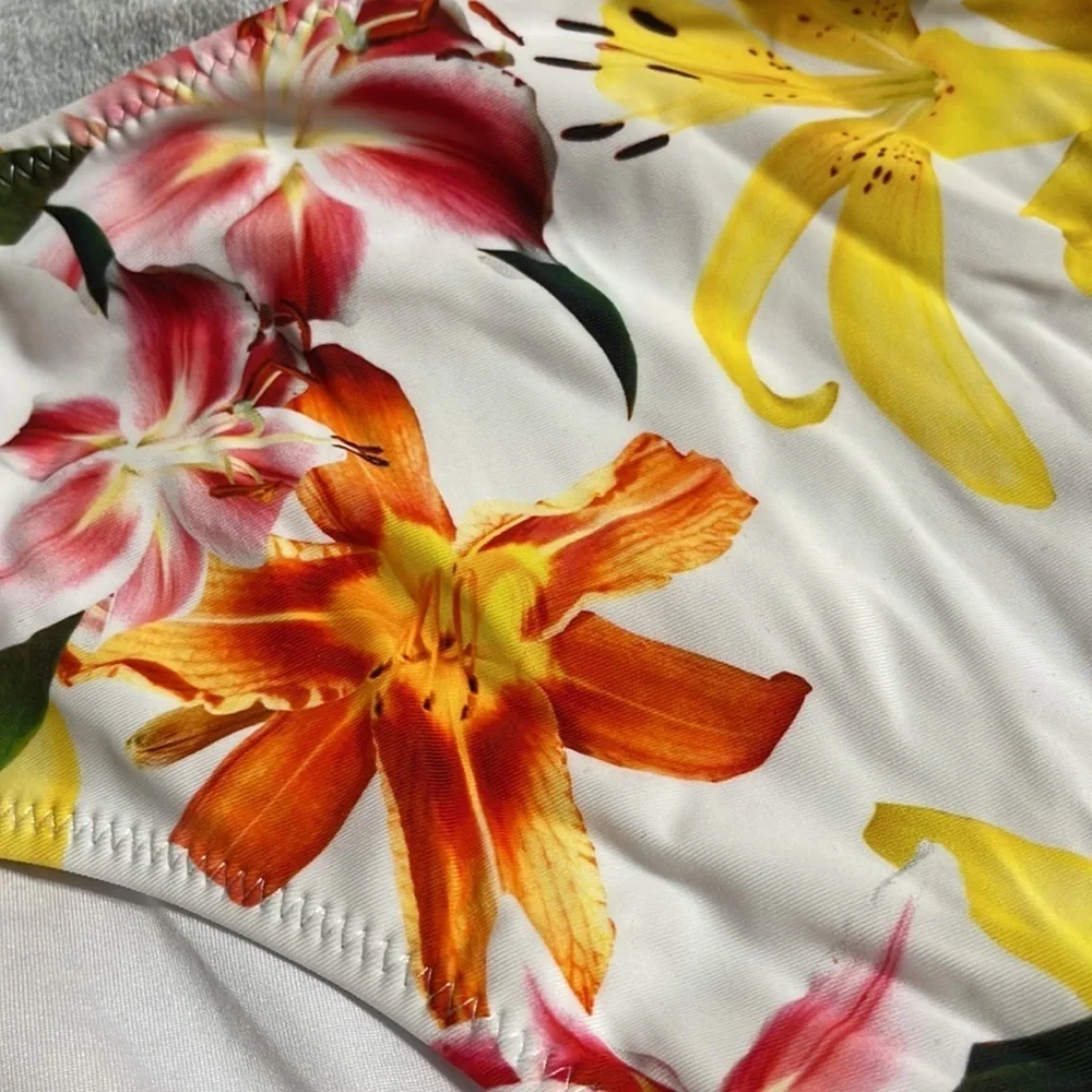 NWT women’s tropical floral swim bottoms L